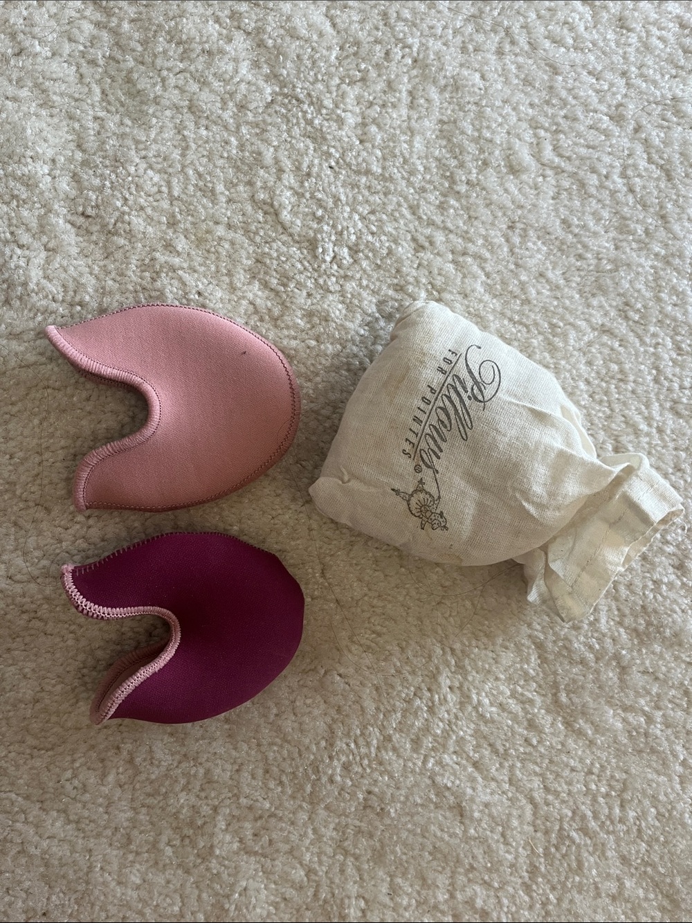 Reversible two tone toe pad